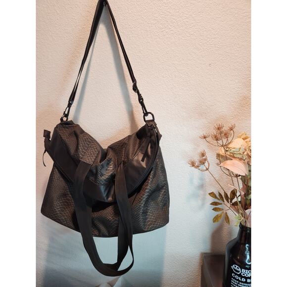 Under Armour Python Print Gym Bag Adjustable Strap Lightweight - BIG‎ BAG - Picture 1 of 1